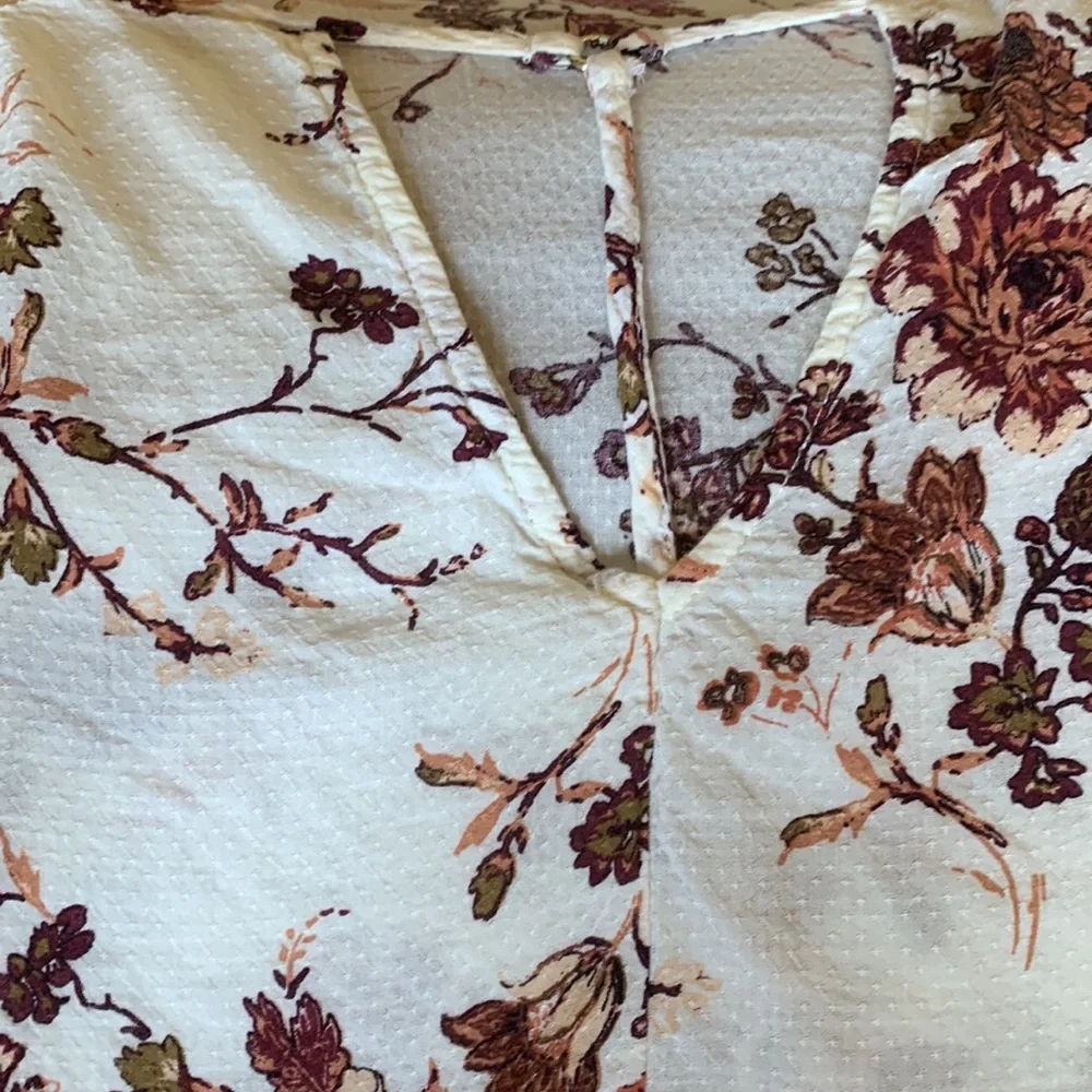 Full🤍Tilt floral rayon blouse with soft floral colors. GUC. No noted flaws. - Picture 8 of 8